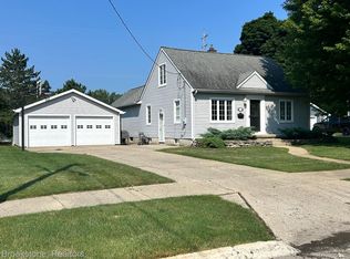 233 Ponchartrain Dr, Fenton, MI 48430