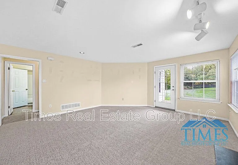 1101 Lexington Way — Photo 13
