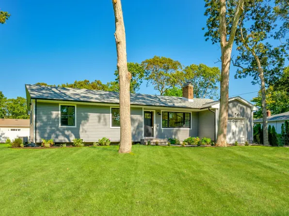 47 Neptune Ave, Hampton Bays, NY 11946