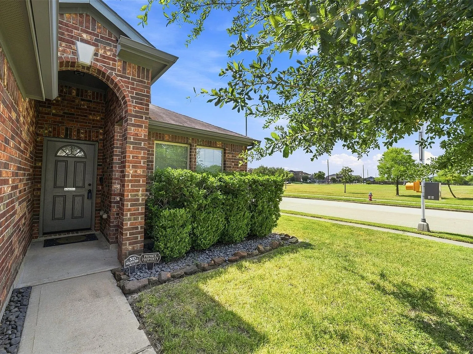 3 bed, 2.0 bath, 1589 sqft, $1,950 — Photo 1