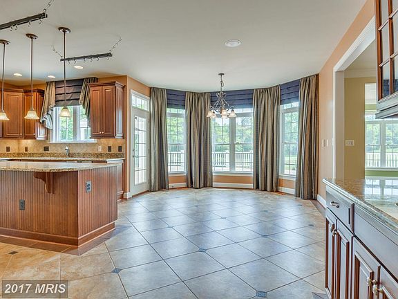 4th image of 10870 Meadow Walk Ln