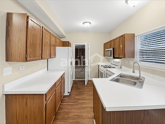 4th image of 335 Barnaby Dr