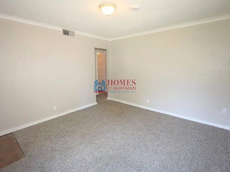 1713 Hawthorne Ave — Photo 5