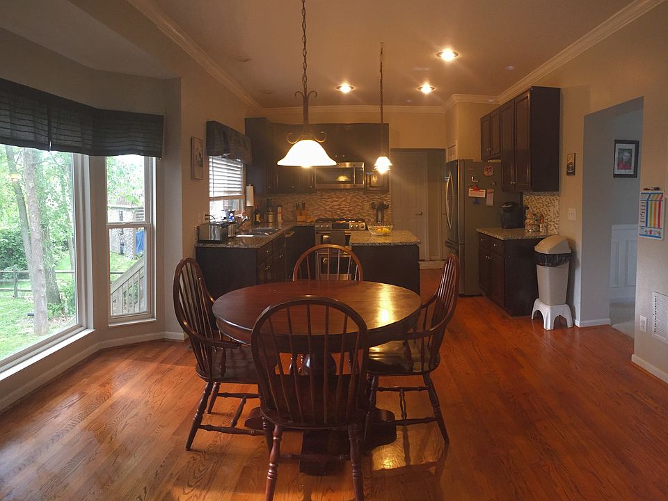 Eat-in Kitchen w/ Bay Window