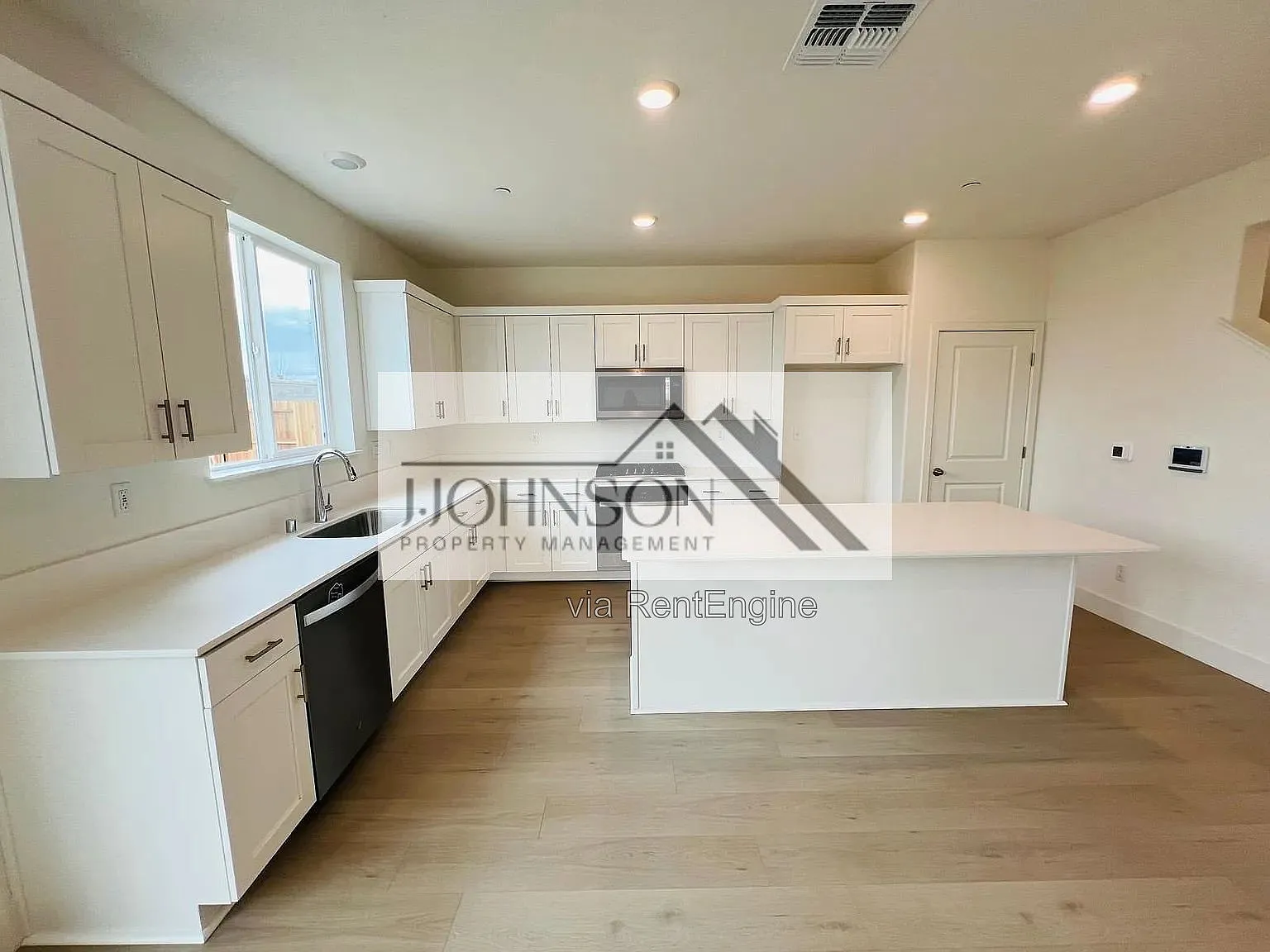 5 bed, 3.0 bath, 3211 sqft, $3,200 — Photo 3