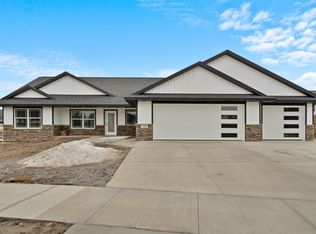 1023 Oakview Dr, Manchester, IA 52057