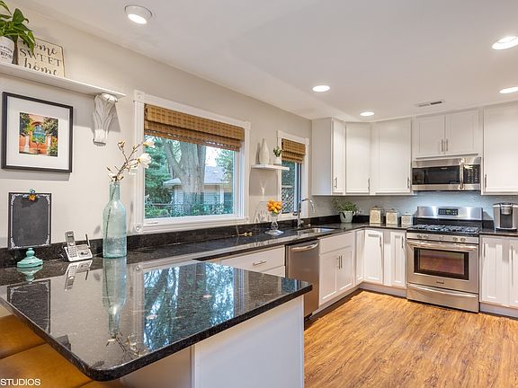 4th image of 6527 Howard Ave