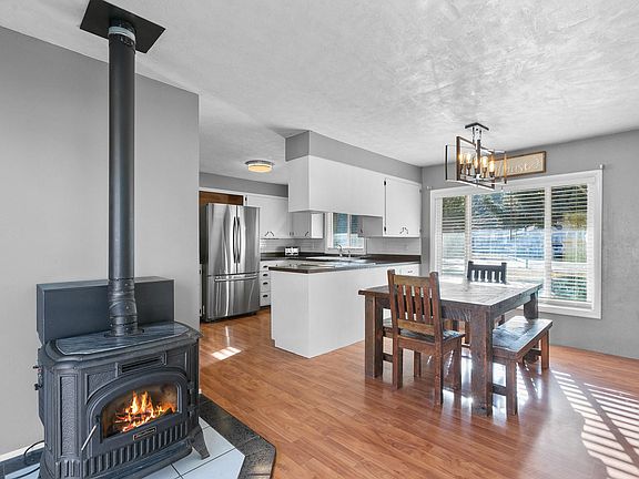 4th image of 312 NE Orchard Ln