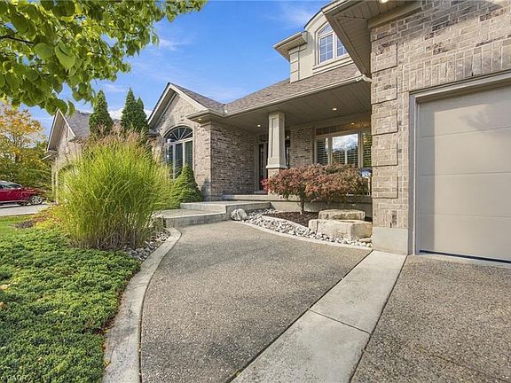 4th image of 209 Longview Cres