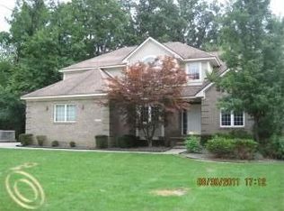 2045 Christopher Ct, West Bloomfield, MI 48324