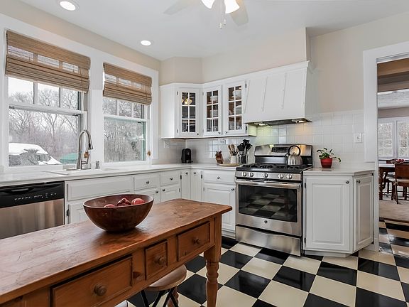  Eat-in Kitchen