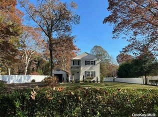 243 Whittier Dr, Mastic Beach, NY 11951