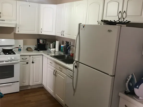 9S070 S Frontage Rd APT 203, Willowbrook, IL 60527