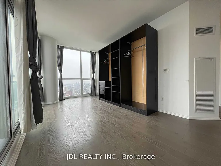 45 Charles St E #4512 — Photo 4