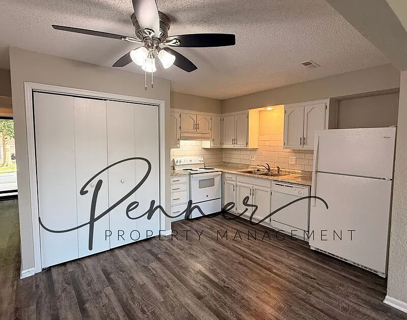 3 bed, 1.5 bath, 1160 sqft, $1,595 — Photo 2