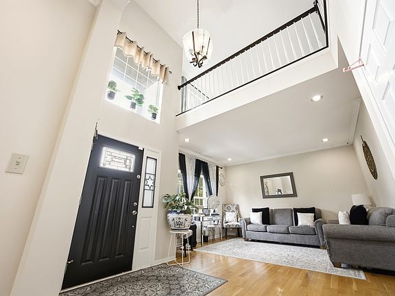 4th image of 9 Tenneyson Ct