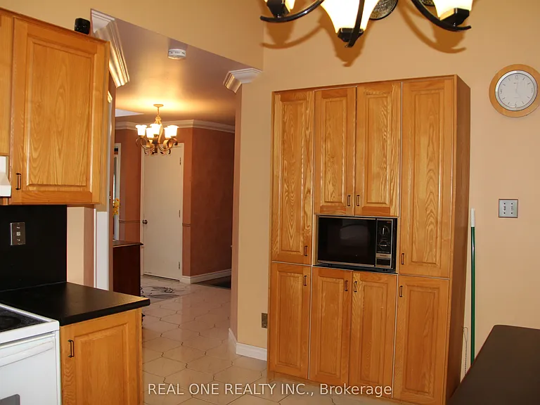 1019 Aldersbrook Rd — Photo 8