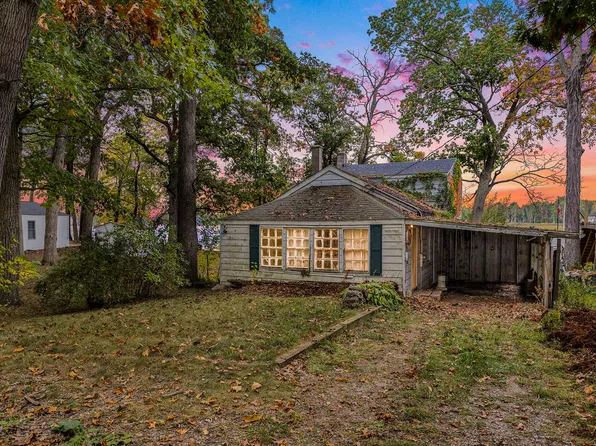 10758 E Shore Dr, Delton, MI 49046