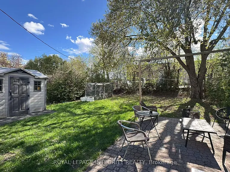 870 Claude St — Photo 19