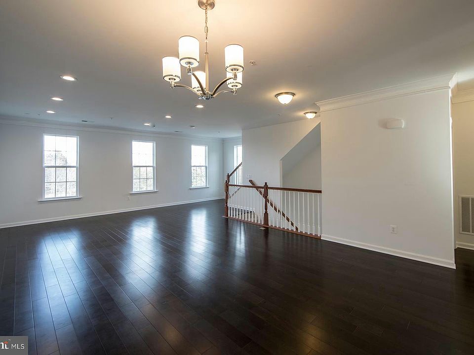 1st image of 43871 Centergate Dr