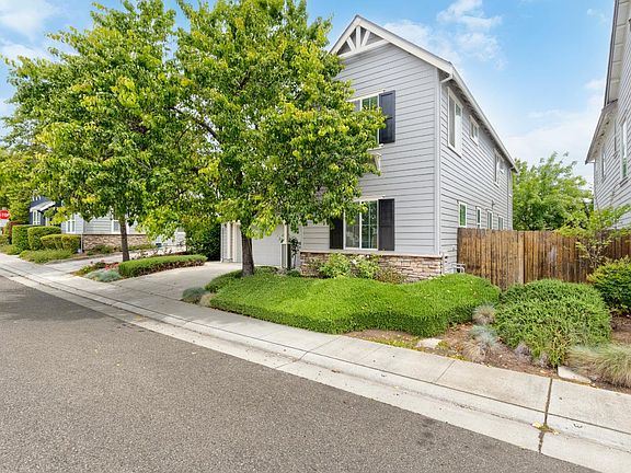 3rd image of 906 Baytree Pl