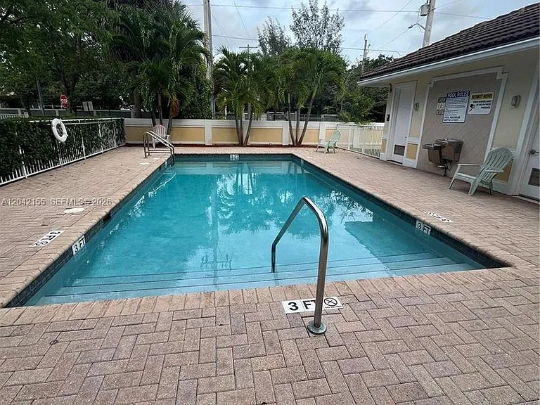 5347 SW 40th Ave — Photo 3