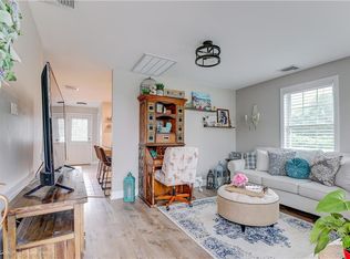 1070 Crandall Rd APT 4, Tiverton, RI 02878