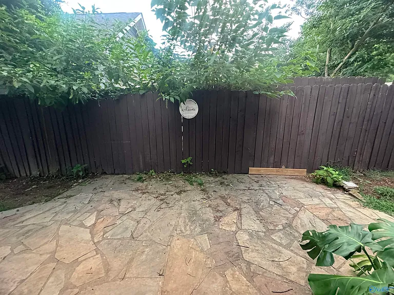 208 Surrey Rd SW — Photo 40