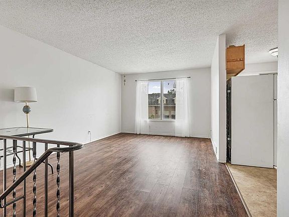 3rd image of 28 NE Cayuga Cres W