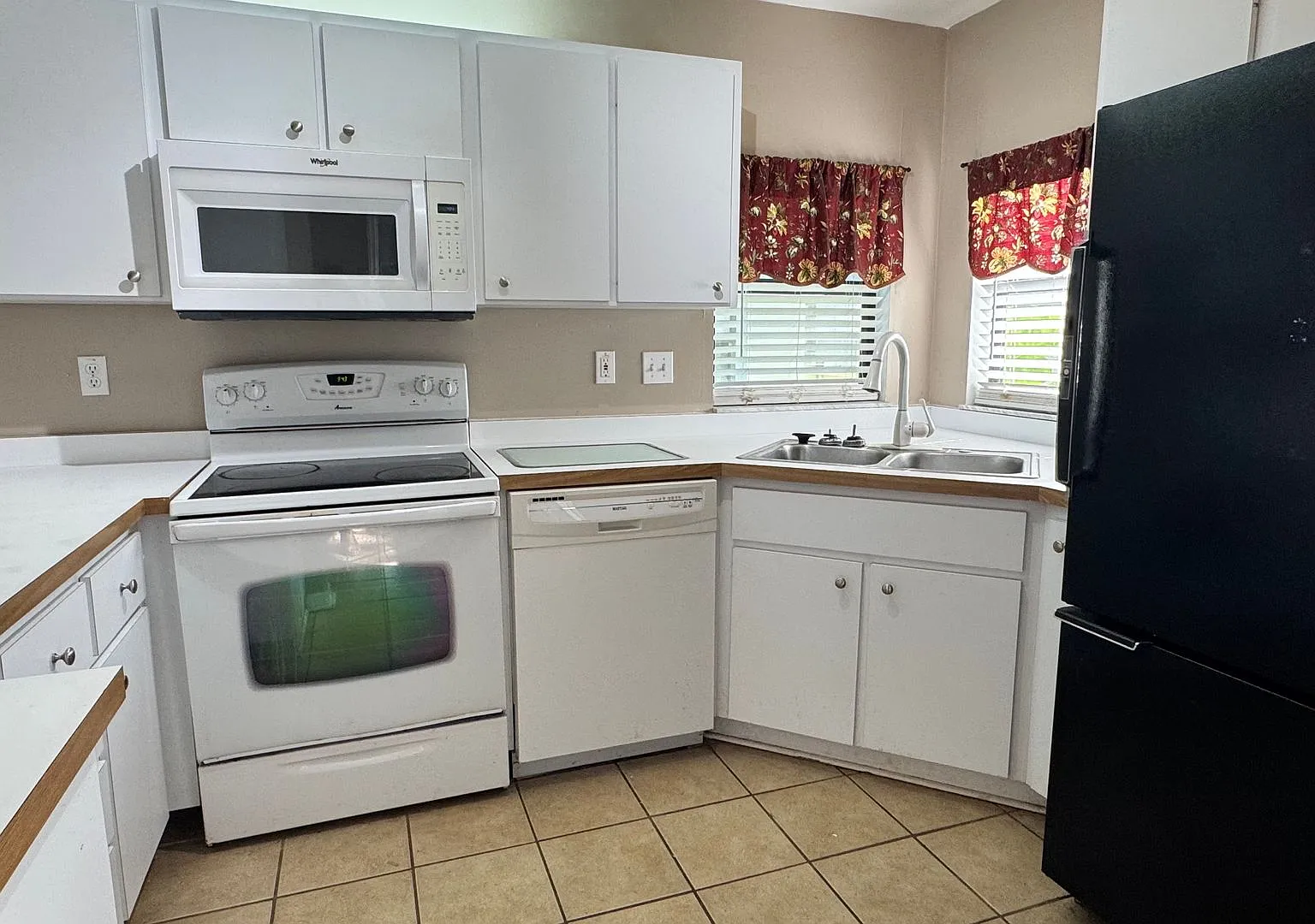 Spacious 2BR/2BA Home with Screened Porch & Fenced Yard For Rent! — Photo 3