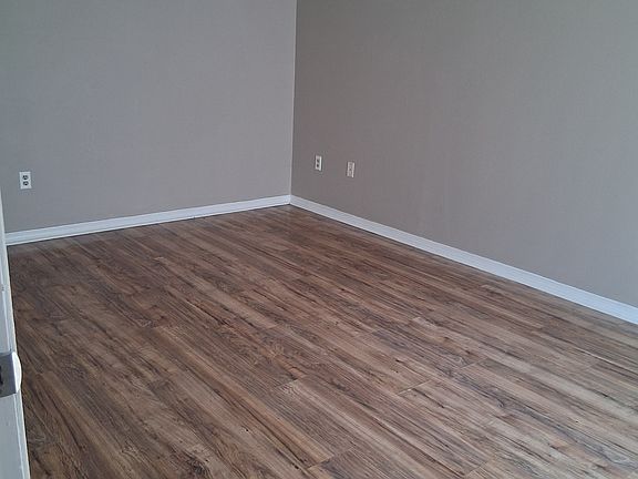 4th image of 610 Fayette Dr S