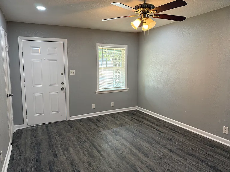 2504 Normont Cir — Photo 4