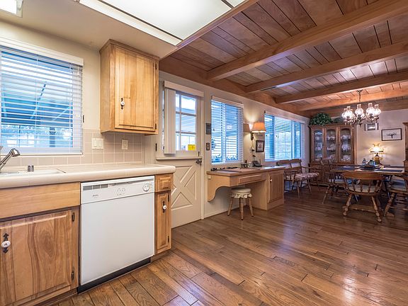 3rd image of 995 Montgomery Ct