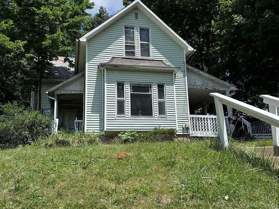 1st image of 107 W Pleasant St