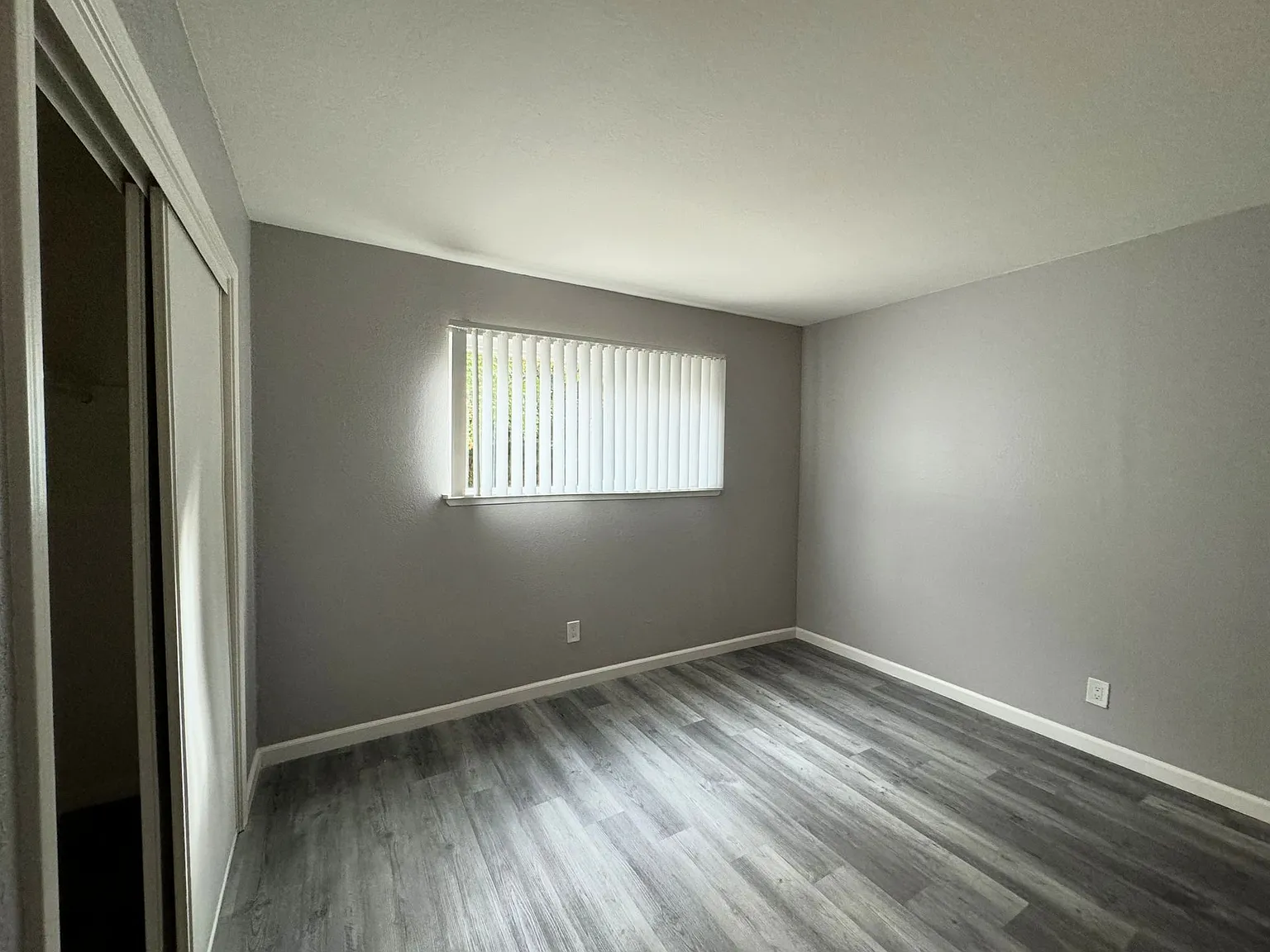 Oak Plaza Apartments — Photo 2