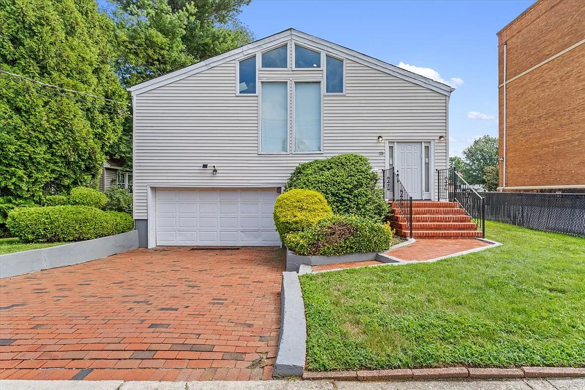 5 bed, 1764 sqft, $7,700 — Photo 1