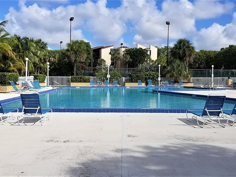 14201 N Kendall Dr #405D — Photo 32