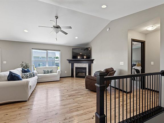 3rd image of 1385 Hancock St