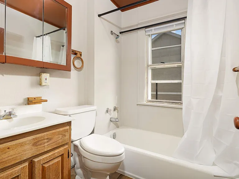 375 Erie St — Photo 13