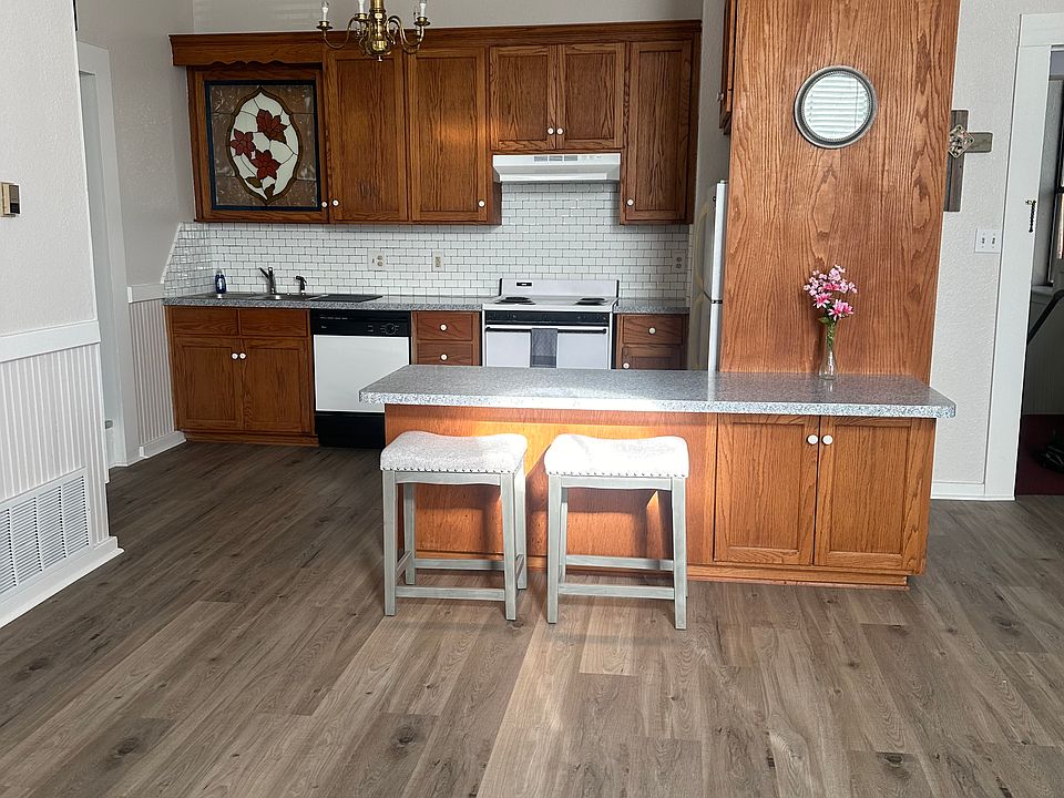 Kitchen with Breakfast Bar, Stools can stay if requested