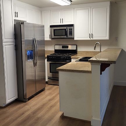 3rd image of 5550 Owensmouth Ave APT 220