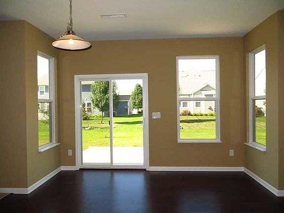 5th image of 11032 Stoneleigh Dr