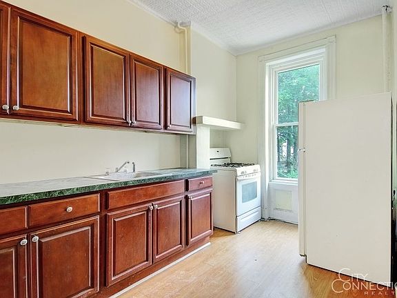 5th image of 372 13th St