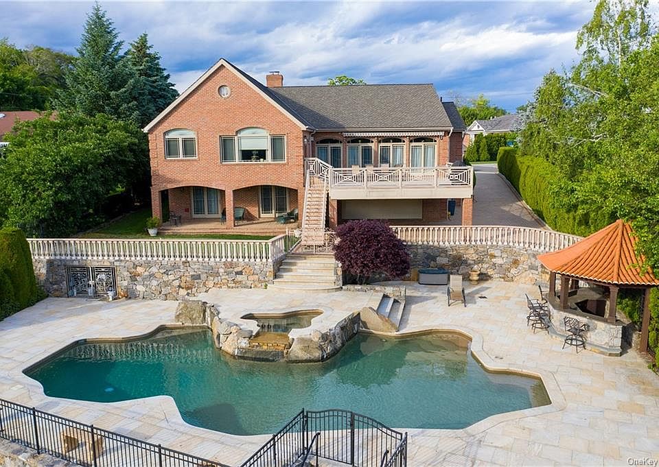 1st image of 52 Lakeshore Dr