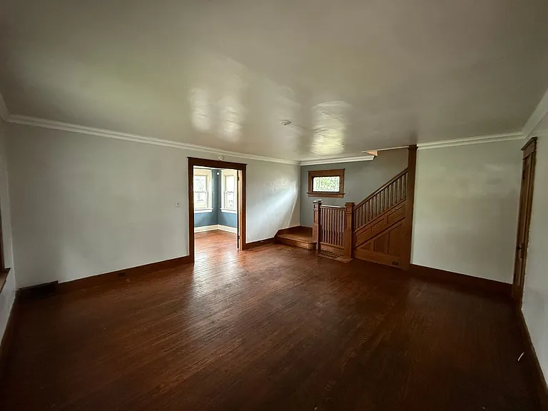 403 Englewood Ct — Photo 3
