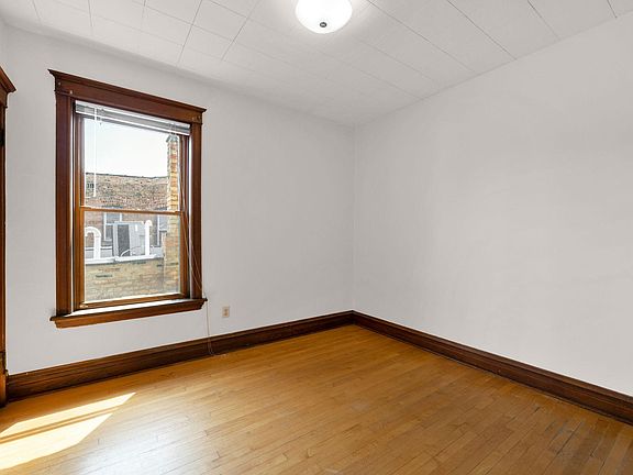3rd image of 1334 W Cornelia Ave #3