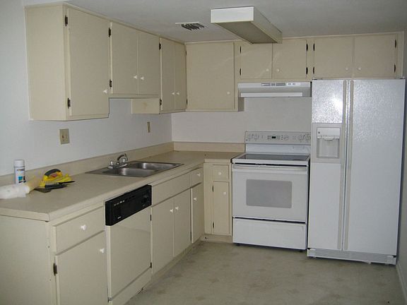 Kitchen w/ Appliances