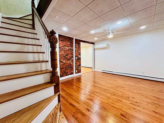 4th image of 16 W 51st St