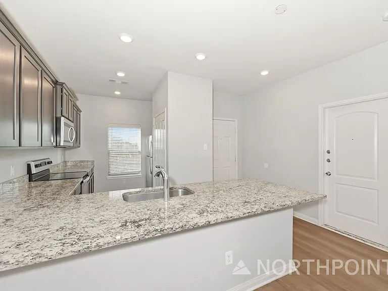 132 Bush Dr — Photo 4