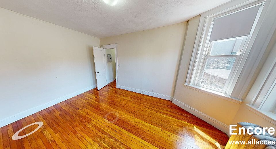 2nd image of 463 Commonwealth Ave #Stu